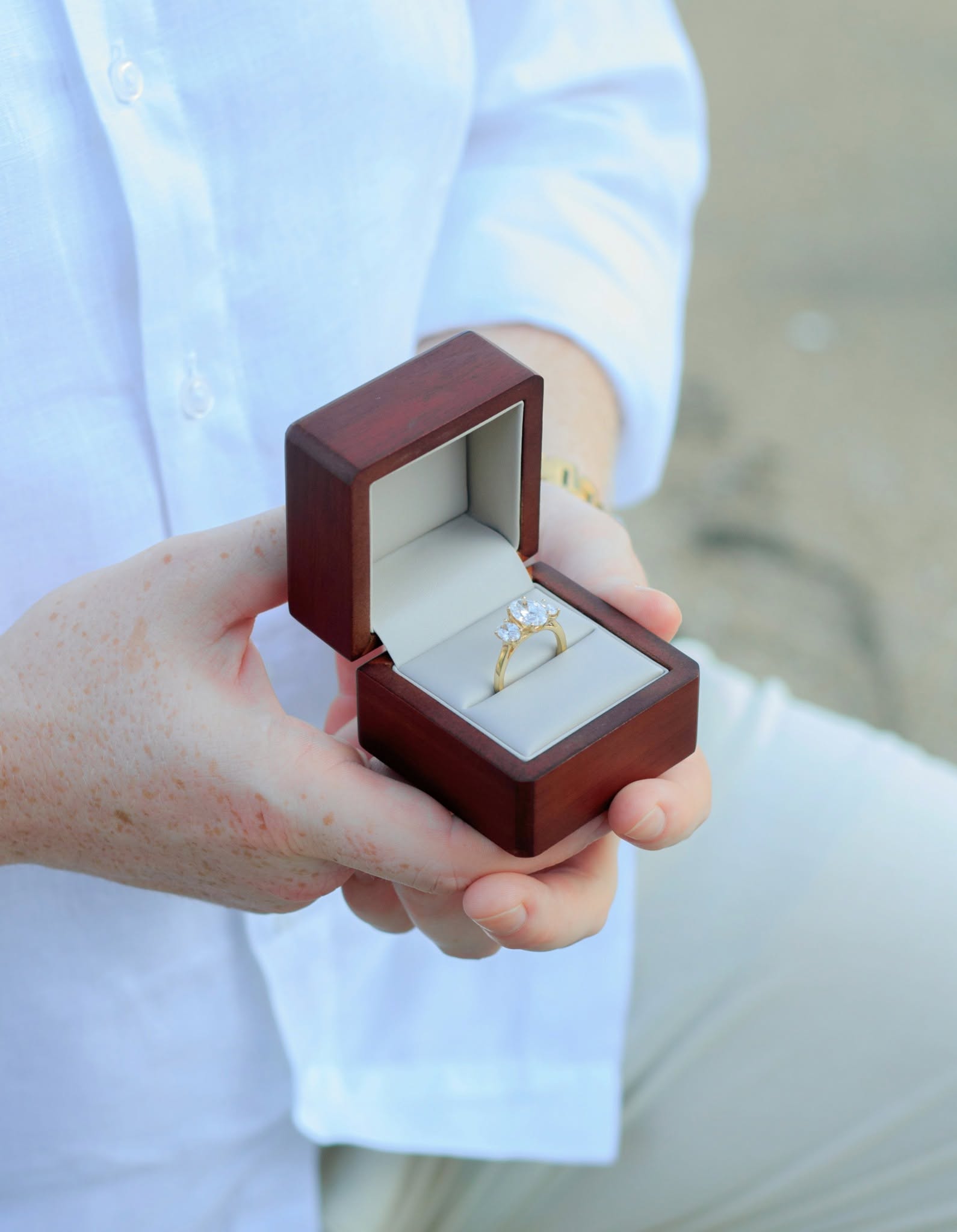 Caja de madera con anillo de compromiso